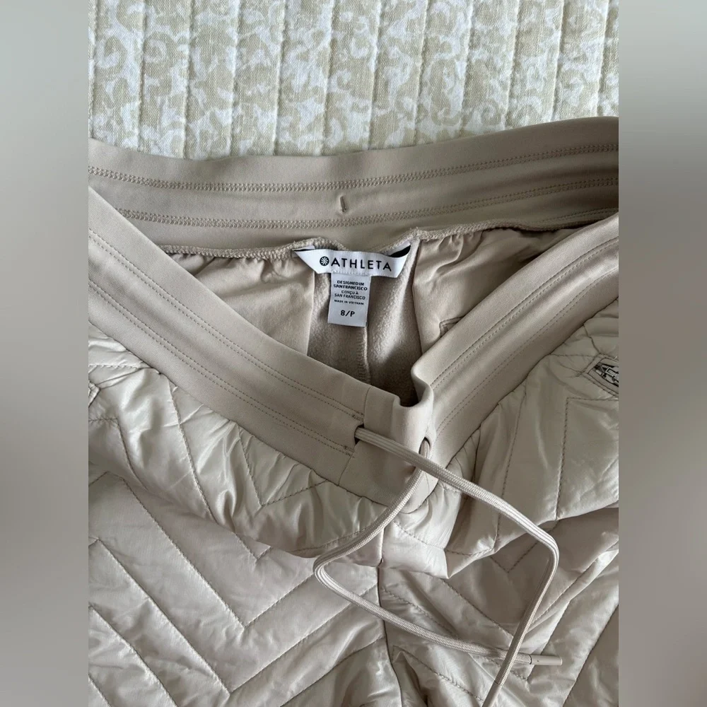 Athleta Apres Ski Down Solstice Quilted Jogger Pants in Abalone Grey | Size 8 - Picture 10 of 16